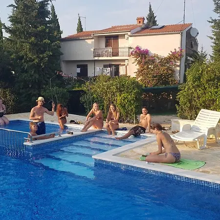 Ivanka Ap C Sa Grijanim Bazenom I Besplatnim Parkingom Murter