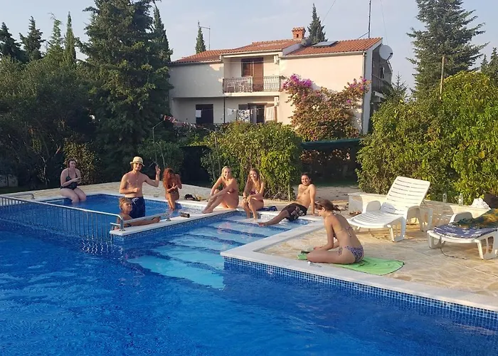 Ivanka Ap C Sa Grijanim Bazenom I Besplatnim Parkingom Murter