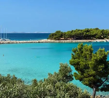 Ivanka Ap C Sa Grijanim Bazenom I Besplatnim Parkingom